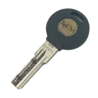 La clé BeL'M Profil AGB est une clé comprenant 6 trous car le cylindre a 6 goupilles. Elle possède une grosse tête ronde logotée BeL'M. Cette clé est produite de base par l'usine ISEO puis posée sur les portes de la marque BeL'M.